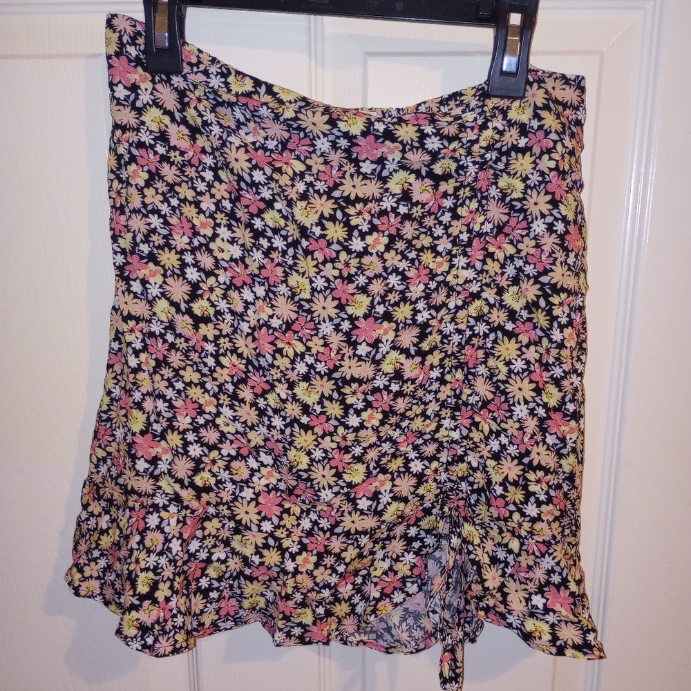 Women's Stitch and Pine tulip mini skirt size medium 17 inch